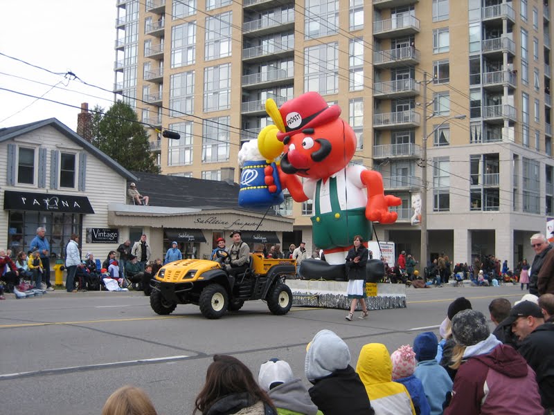 A large inflateable Onkel Hans at the Oktoberfest Parade