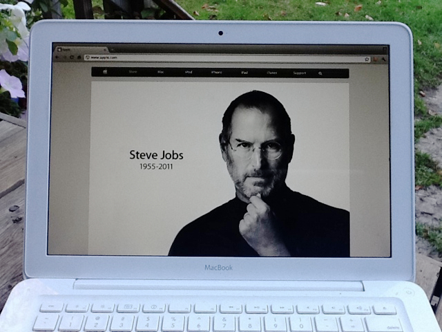 Apples Steve Jobs memorial page on a Macbook
